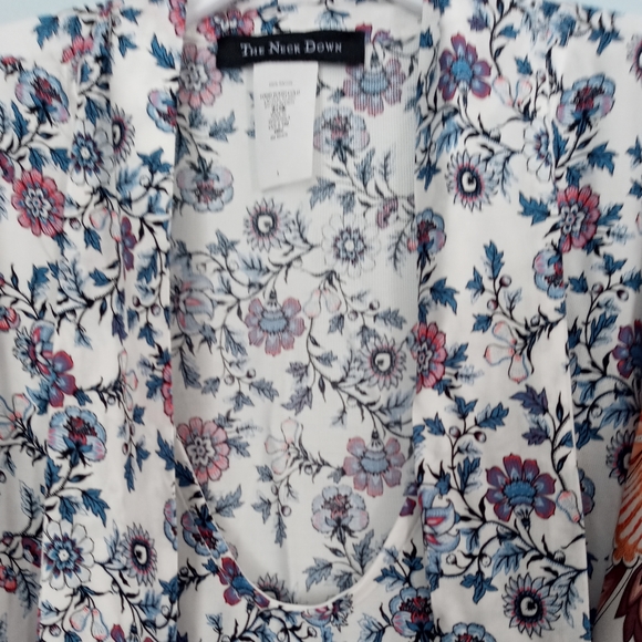 The Neck Down Beautiful Floral Blouse Large - Picture 4 of 9